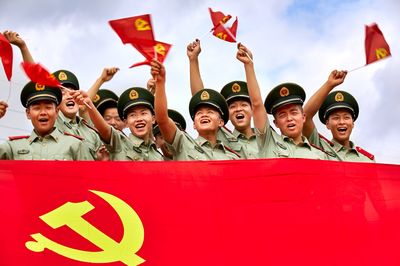 向黨深情告白，官兵與黨旗合影